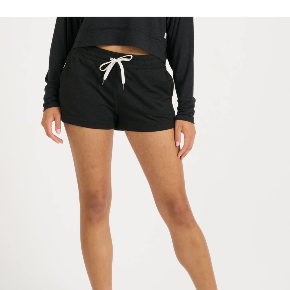 Vuori Halo Performance Short

Women's DreamKnit™ Shorts